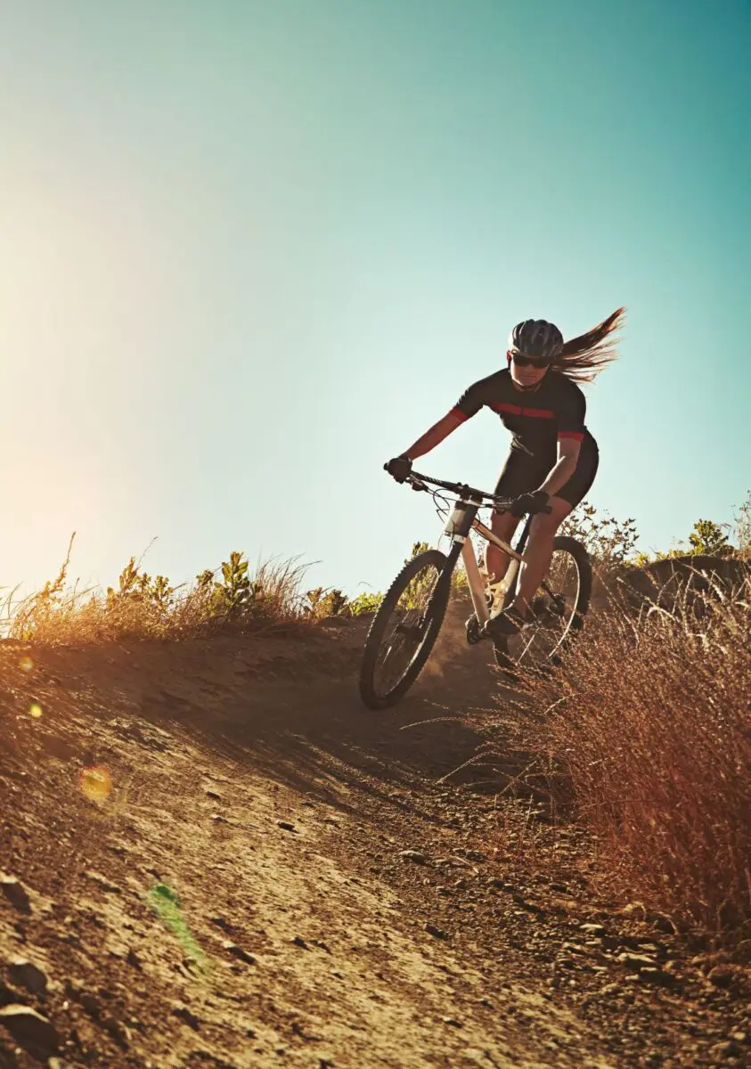 Mountain-biker-female-downhill