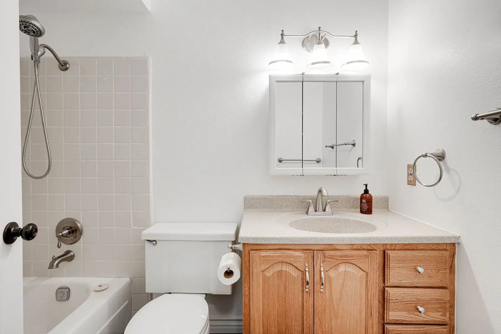 1852 Hillary Ct bath