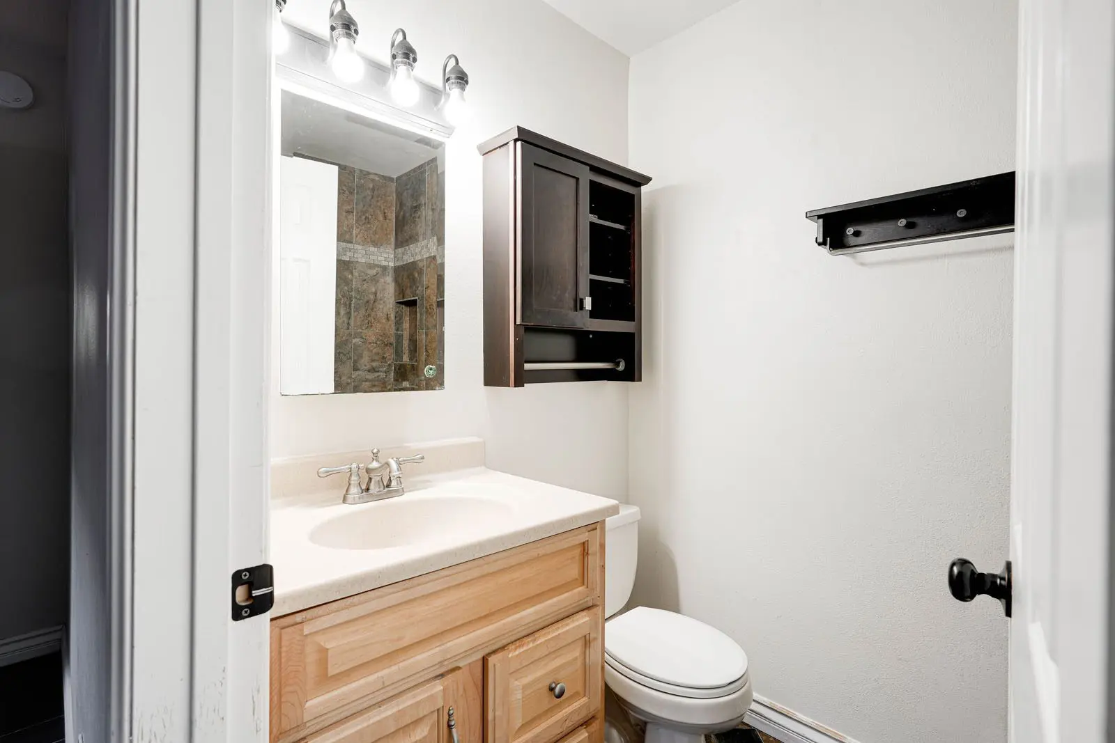1852 Hillary Ct bath