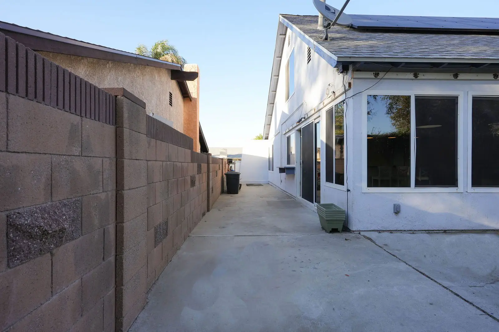 1852 Hillary Ct side